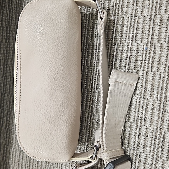 Calvin Klein, Crossbody - Picture 2 of 4